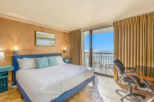 加尔维斯敦Gulf Overlook San Luis Resort 1035的一间卧室配有一张床、一张书桌和一个窗户。