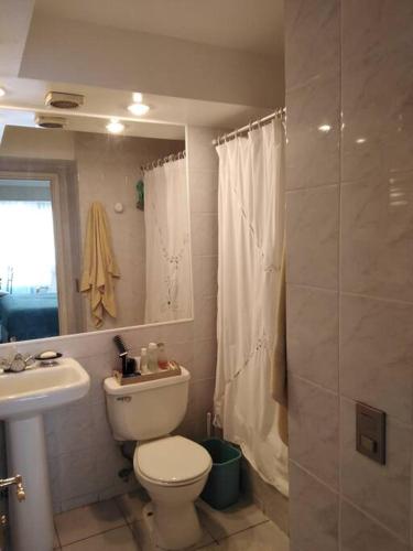 维纳德马Hermoso departamento frente al Mar的浴室配有卫生间、盥洗盆和淋浴。