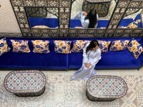 拉巴特Riad Najiba的女人站在蓝色的沙发旁边