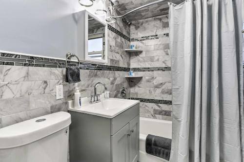 泽西市Ideally Located Jersey City Home, 8 Mi to NYC的浴室配有盥洗盆、卫生间和浴缸。