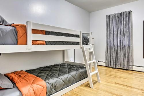 泽西市Ideally Located Jersey City Home, 8 Mi to NYC的一间卧室设有两张双层床和一扇窗户。