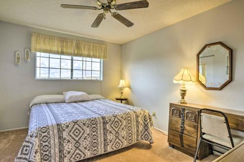 科尔特斯Cortez Retreat with Office and Stunning Mtn Views的一间卧室配有一张床和吊扇
