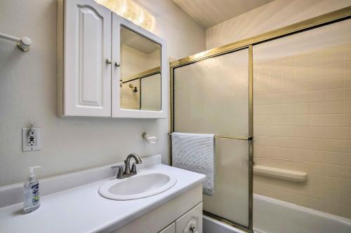 科尔特斯Cortez Retreat with Office and Stunning Mtn Views的白色的浴室设有水槽和淋浴。