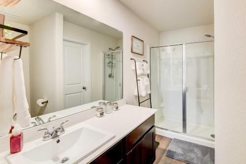 BellmeadFamily-Friendly Bellmead Home about 6 Mi to Waco的白色的浴室设有水槽和淋浴。
