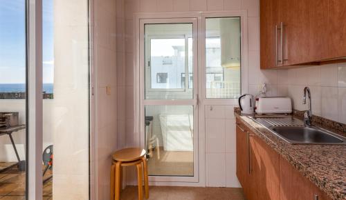阿尔加德萨2113-Beautiful 2 beds apt with seaview的厨房配有水槽和台面
