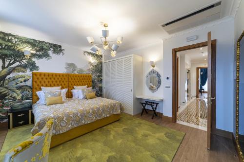 辛特拉Sintra Marmòris Camélia的一间卧室配有一张床和镜子
