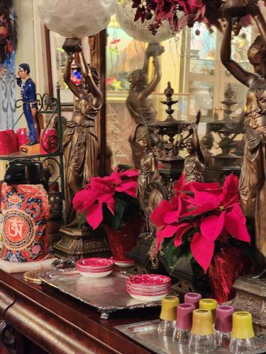米斯蒂克1833之家住宿加早餐旅馆的一张桌子上放着红色的花和雕像
