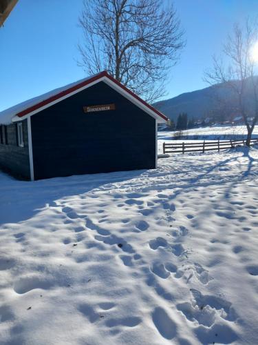 Sonnenheim的雪地覆盖的谷仓,雪地里留下脚印
