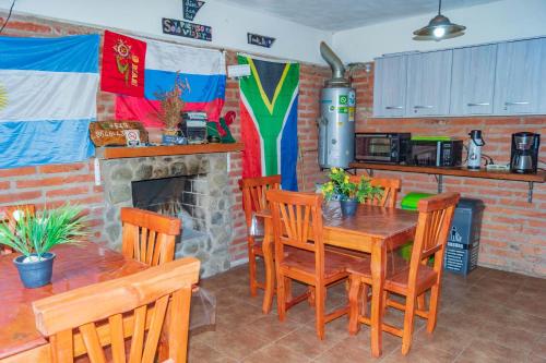 圣罗莎卡拉穆奇塔县Posada Tinktinkie的一间带桌椅和壁炉的用餐室