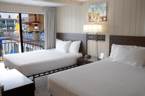 北怀尔德伍德Florentine Family Motel的酒店客房设有两张床和一个阳台。