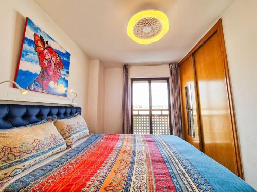 穆尔西亚Piso ideal con WIFI Parking y Desayuno的一间卧室配有一张壁画床