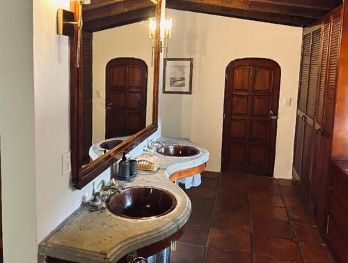 迪坡斯特兰Villa Tatala hotel boutique的浴室设有2个水槽和镜子