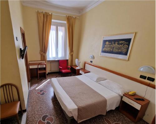 热那亚阿尔伯格博卡戴瑟酒店的配有一张床和一张书桌的酒店客房