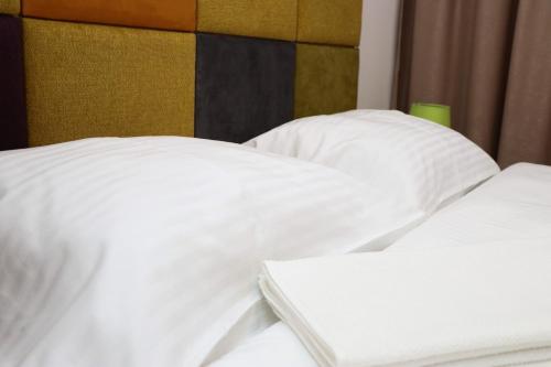 帕莱Apartman Maksim Ravna Planina的卧室配有两张带白色枕头的白色床。