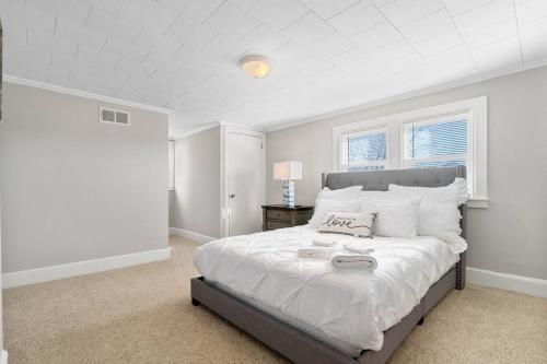 夏洛特Cozy 4B Retreat Near Uptown King Beds Sleeps 12的白色卧室配有一张带白色枕头的大床