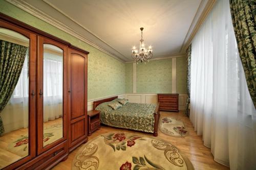 特鲁斯卡韦茨Hotel&Restaurant SENATOR的一间卧室配有一张床和一个吊灯