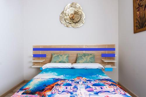 阿尔么丽亚Icon Center的一间卧室配有一张带蓝色床罩的床