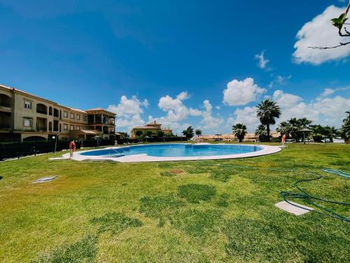 桑卢卡尔-德巴拉梅达Mika's House Lite的草地上的大型游泳池