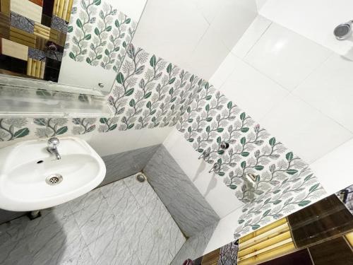 普里ojotrip Hotel Basanti INN- puri的一间带水槽和镜子的浴室