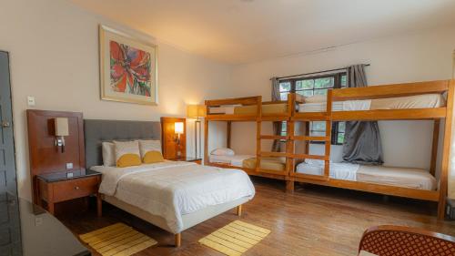 圣何塞Finca Escalante的一间卧室配有两张双层床和一张床