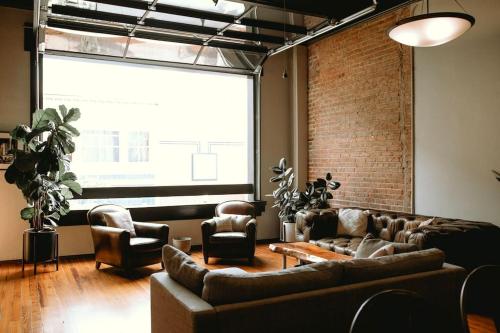 The 511. A Luxury Loft on State St.的休息区