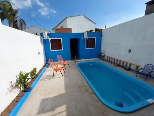 圣加布里埃尔Pousada Recanto do Coruja的房屋一侧的游泳池