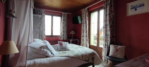 克吕特拉赛颂4号酒店的红色的卧室设有床和窗户
