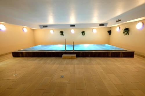 索内纳尔佩·纳斯费尔德马西乌斯阿尔卑斯酒店的大房间的一个大型游泳池