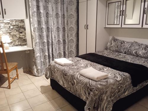 德班East-Coast Guesthouse: Serene, Private, Secure的一间卧室配有一张床,上面有两条毛巾