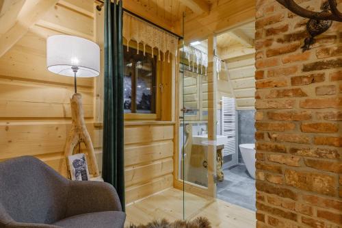 穆扎希赫尔Domek Na Przełęczy wood house & mountain view的木制房间,配有玻璃淋浴间和椅子