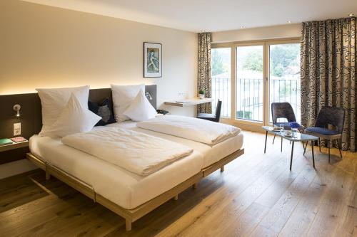 兰克韦尔赫尔福乐思恩酒店的一间卧室配有一张床、一张书桌和一个窗户。