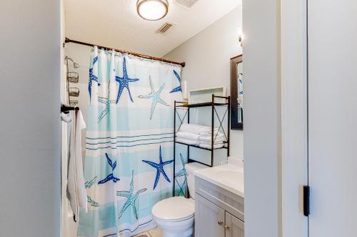 纳瓦拉Gulf Island 412的浴室设有蓝海星淋浴帘