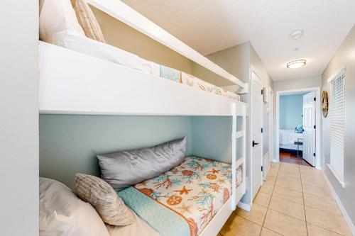 纳瓦拉Gulf Island 412的一间卧室配有双层床