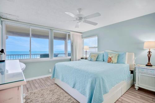 费南迪纳比奇306 Coral Sands的蓝色的卧室设有床和窗户