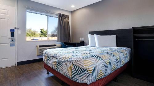 阿克塔Motel 6-Arcata, CA Cal Poly Humboldt的酒店客房设有床和窗户。