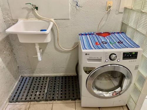 巴西利亚3 Quartos Melhor Valor do Df próximo ao Aeroporto e Plano的一间带盥洗盆的浴室内的洗衣机