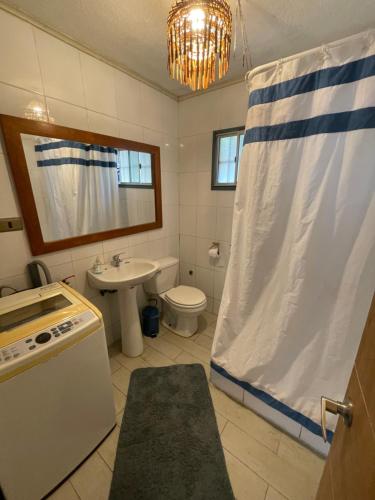 马坦萨斯Mirada al Mar的一间带水槽和卫生间的小浴室