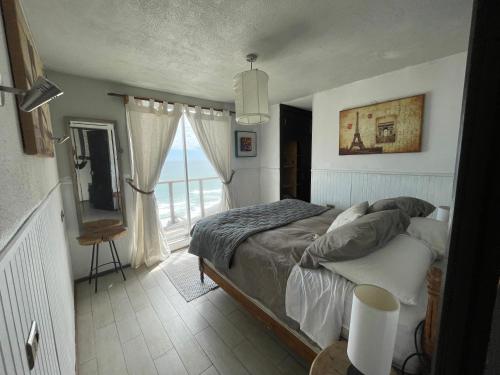 马坦萨斯Mirada al Mar的一间卧室设有一张床和一个大窗户