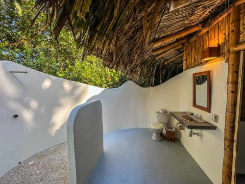 伯里塔卡Playa Bonita Hotel EcoCabañas Tayrona的享有带水槽的浴室的外部景色