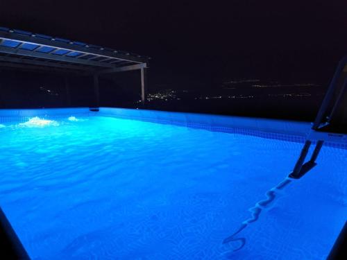 提比里亚King David breathtaking LAKE VIEW 4BDR PENTHOUSE的夜间大型蓝色游泳池