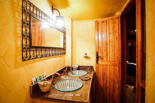 伊尔富德Dar marco polo的浴室设有2个水槽和镜子