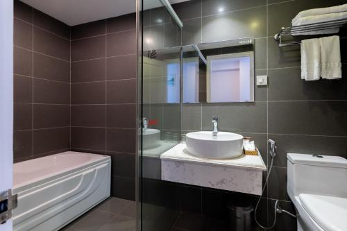 芽庄Venue Hotel Nha Trang的一间带水槽、卫生间和镜子的浴室