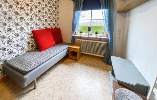 拉霍尔姆Lovely Home In Laholm With Wifi的带沙发和窗户的客厅