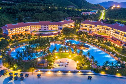 芽庄Vinpearl Resort Nha Trang的夜间享有度假村的空中景致