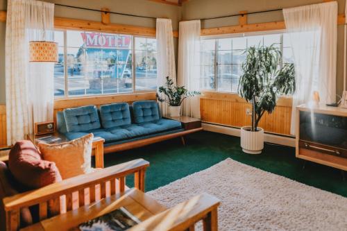 博兹曼Sapphire Motel Midtown Bozeman的带沙发和电视的客厅