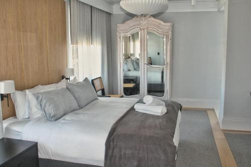 波拉尔The Bowral Hotel的一间卧室配有一张大床和大镜子