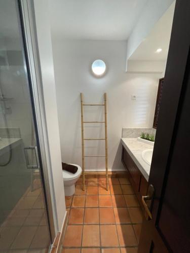 拉特里尼泰CLANES LOCATION Acerola的一间带卫生间和水槽的浴室