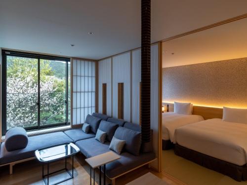 京都Fufu Kyoto的酒店客房,配有床和沙发