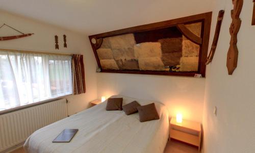 HarbrinkhoekB&B Sagenland的卧室配有一张床,墙上设有镜子
