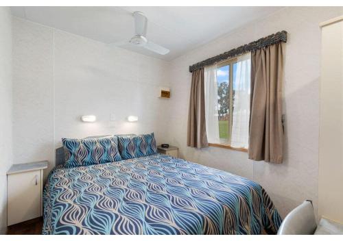 科芬贝Discovery Parks - Coffin Bay的一间卧室设有一张床和一个窗口
